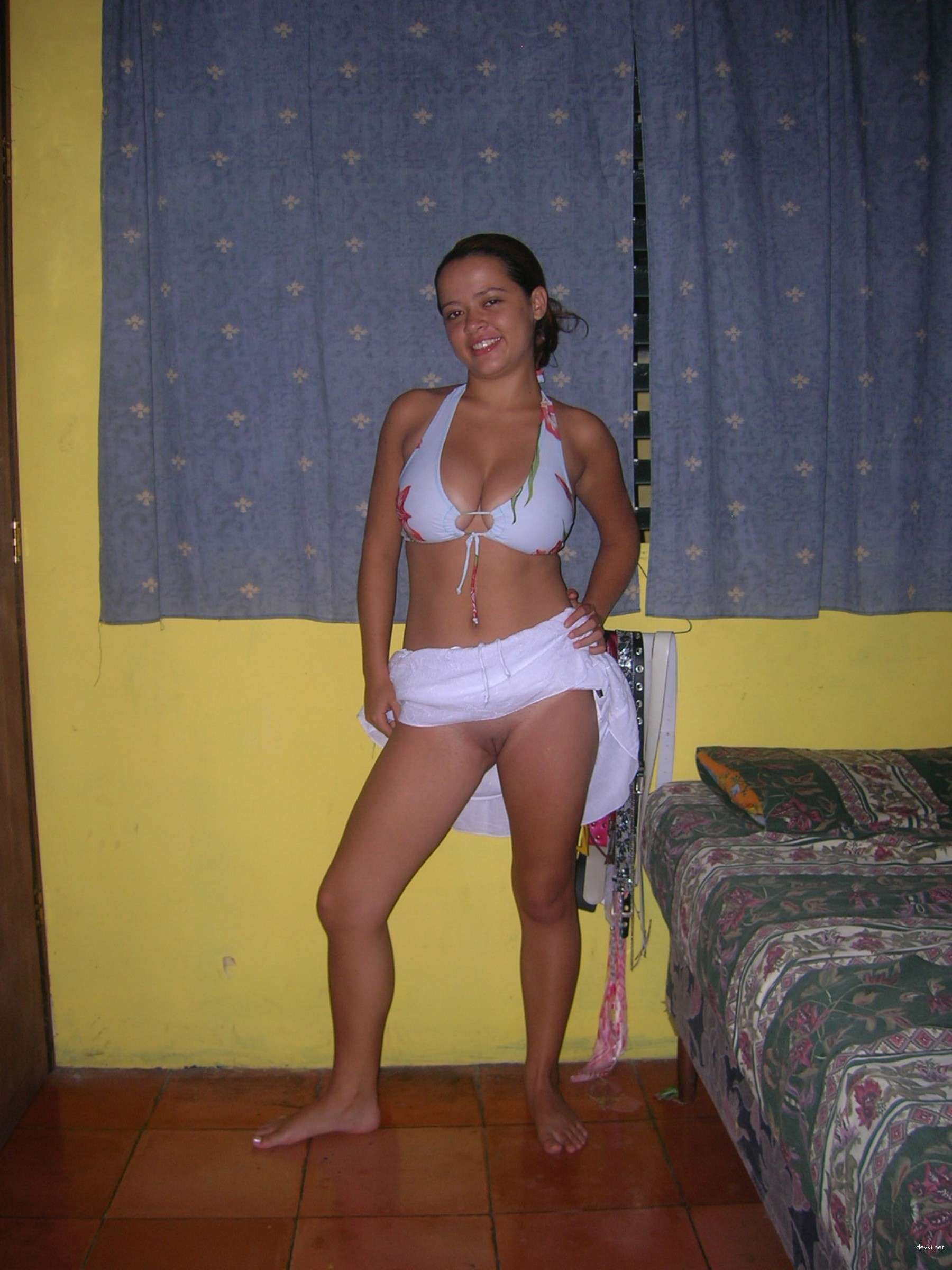 Seductive Latina Amateur Photos: Hot and Naughty Latina Girl Exposed!