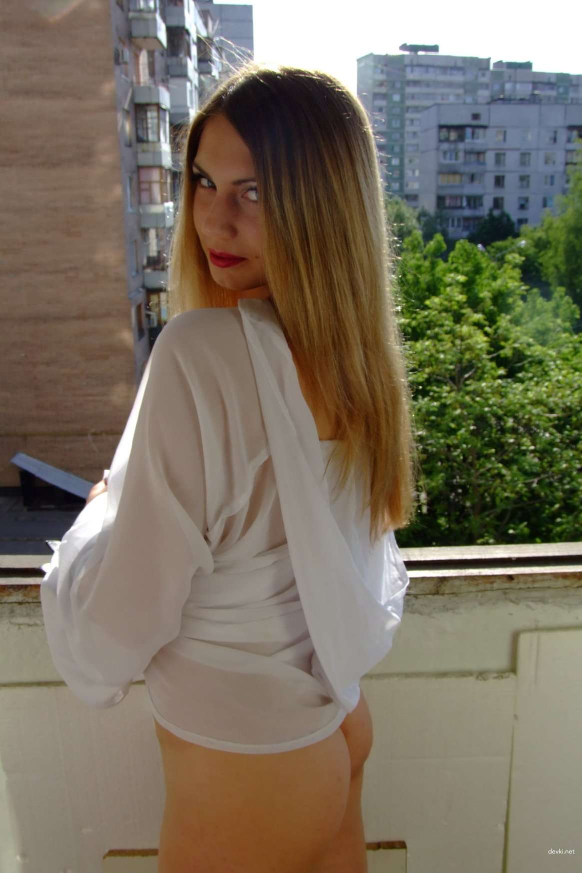 Explicit Amateur Photos: Slim Girl with Shaved Pussy