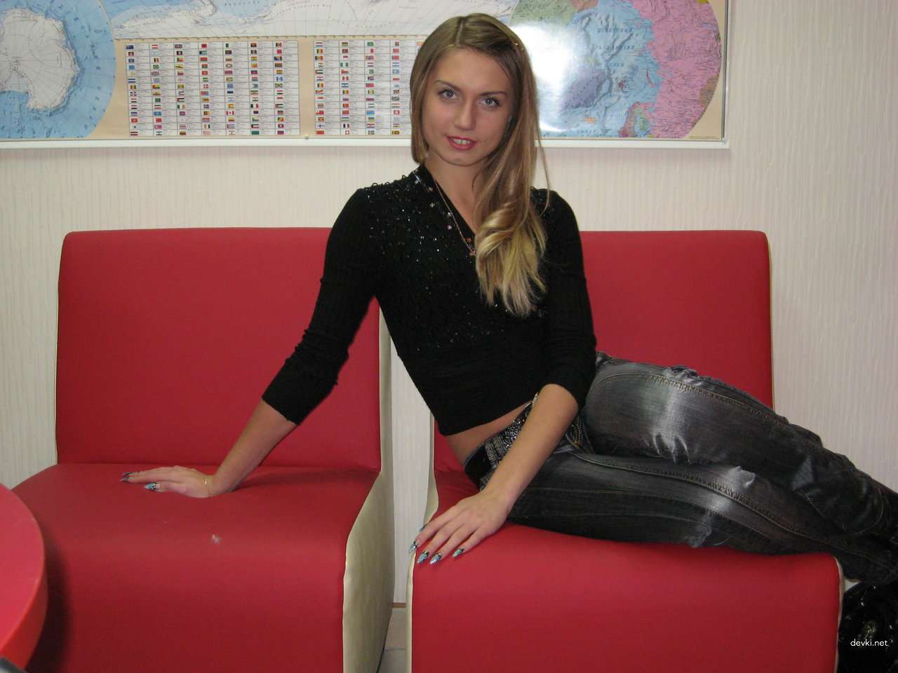 Explicit Amateur Photos: Slim Girl with Shaved Pussy