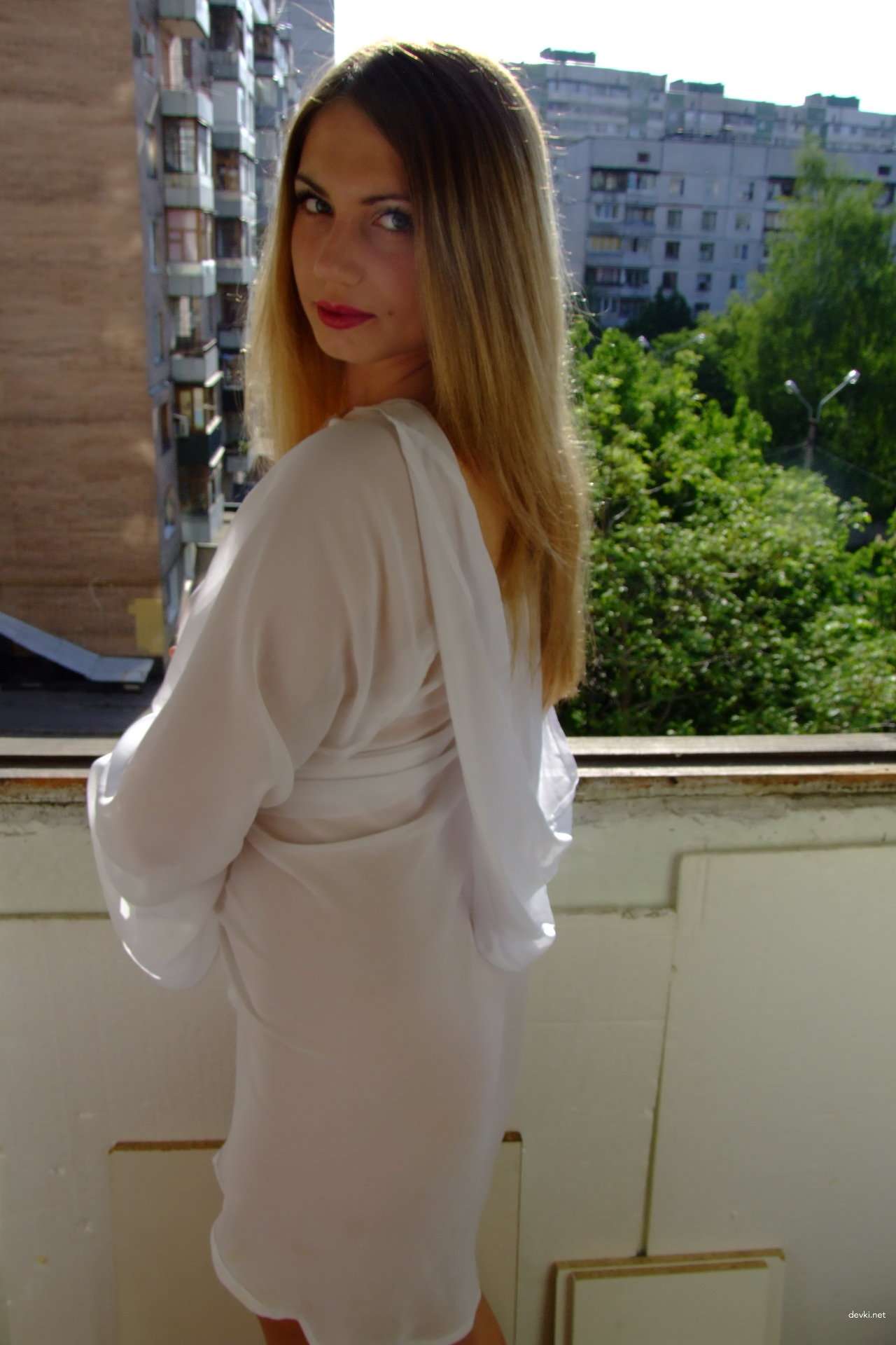 Explicit Amateur Photos: Slim Girl with Shaved Pussy