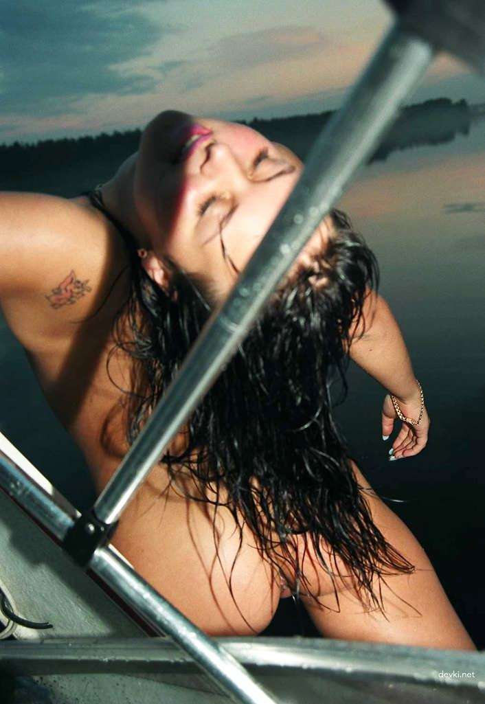 Flexible Woman Poses Nude Outdoors - Explicit Amateur Photo Shoot