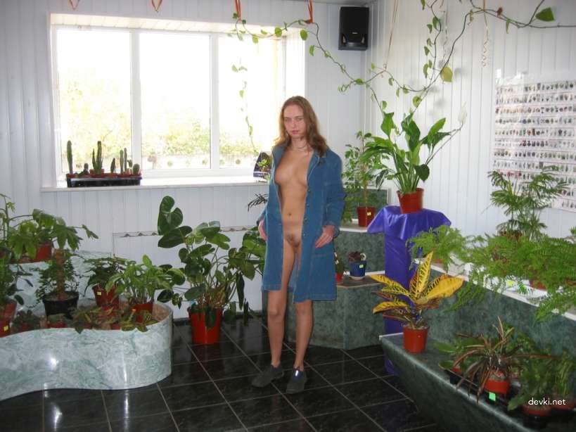 Voluptuous Skater Girl with Jaw-Dropping Hips - Amateur Explicit Photo