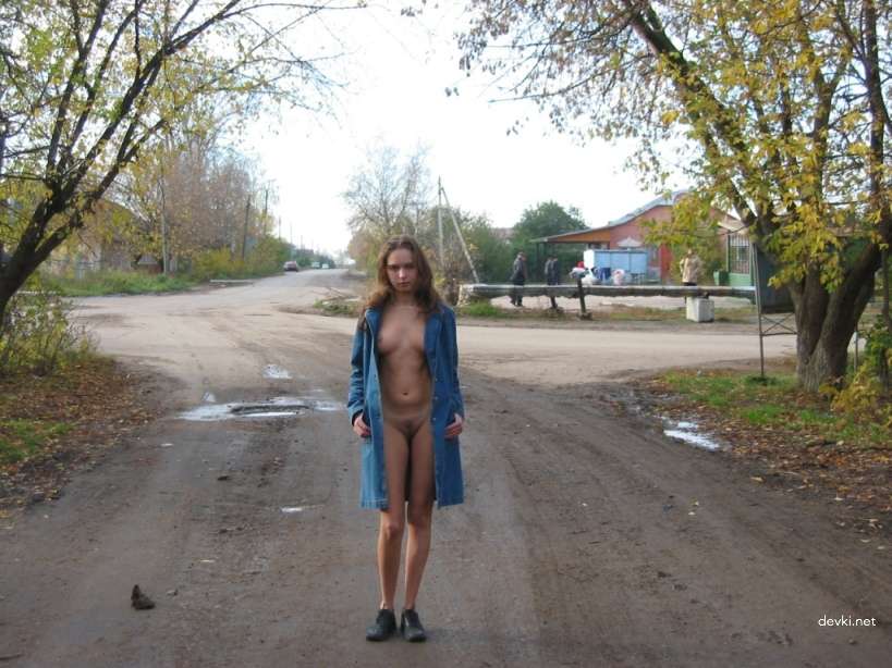 Voluptuous Skater Girl with Jaw-Dropping Hips - Amateur Explicit Photo