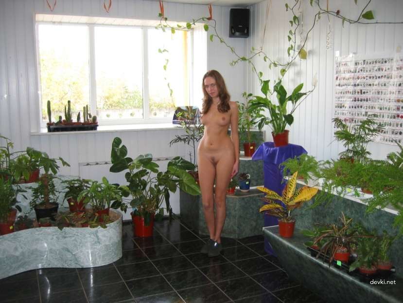 Voluptuous Skater Girl with Jaw-Dropping Hips - Amateur Explicit Photo