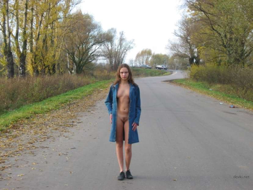 Voluptuous Skater Girl with Jaw-Dropping Hips - Amateur Explicit Photo