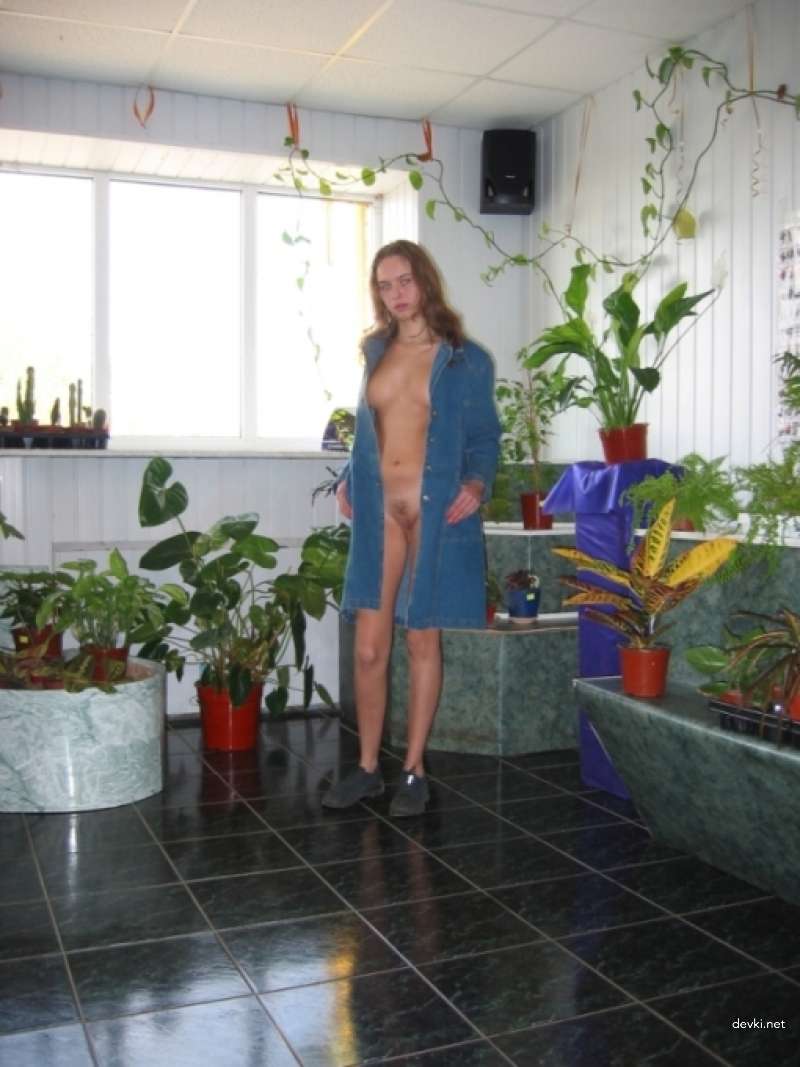 Voluptuous Skater Girl with Jaw-Dropping Hips - Amateur Explicit Photo