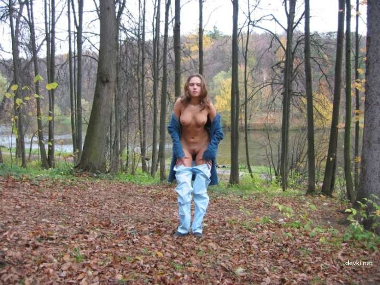 Voluptuous Skater Girl with Jaw-Dropping Hips - Amateur Explicit Photo