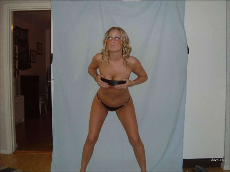 Naked Beauty with Tight Ass: Explicit Amateur Photo