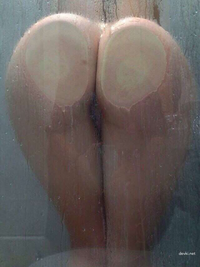 Explicit Nude Photos of Sexy Amateur Girls - Naked and Provocative