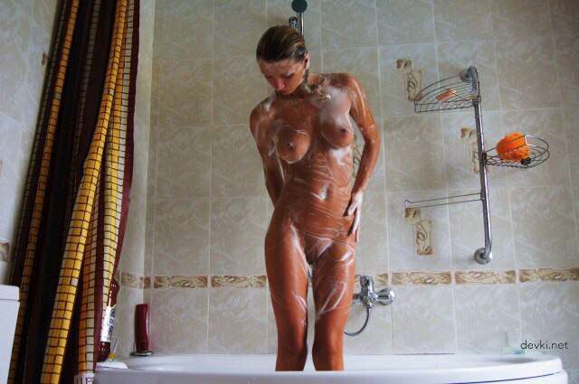 Explicit Nude Photos of Sexy Amateur Girls - Naked and Provocative