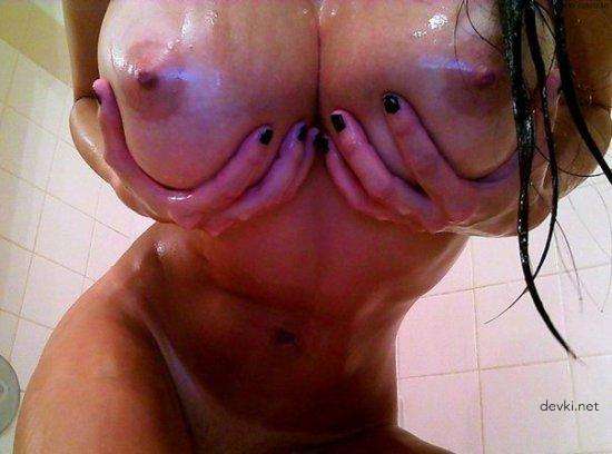Explicit Nude Photos of Sexy Amateur Girls - Naked and Provocative