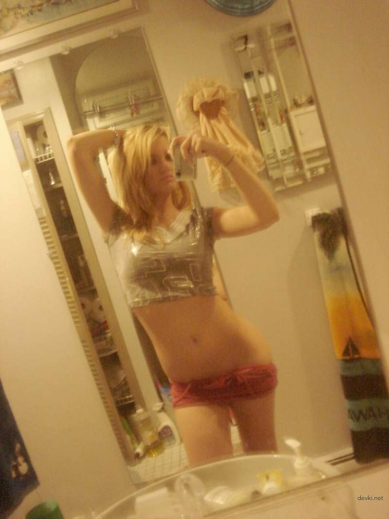 Amateur Blonde Erotic Phone Photos: Hot and Explicit Selfies