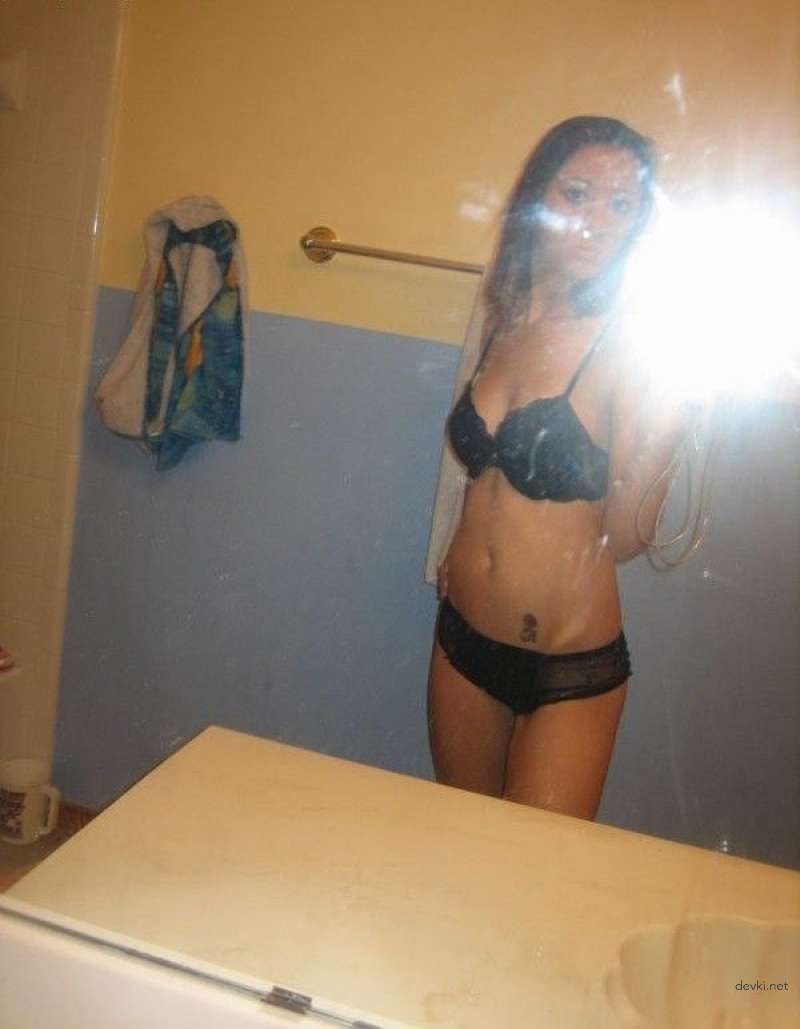 Sexy Girl with Belly Tattoo: Hot Amateur Photo