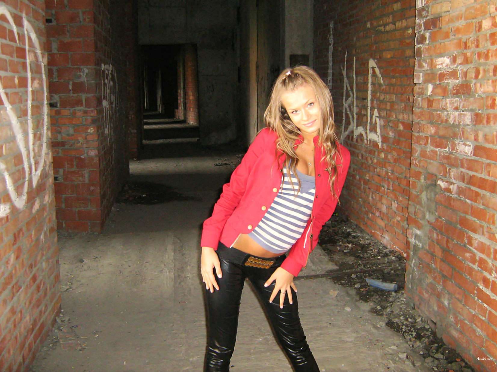 Beautiful Girl Poses Nude on Ruins: Explicit Amateur Photo