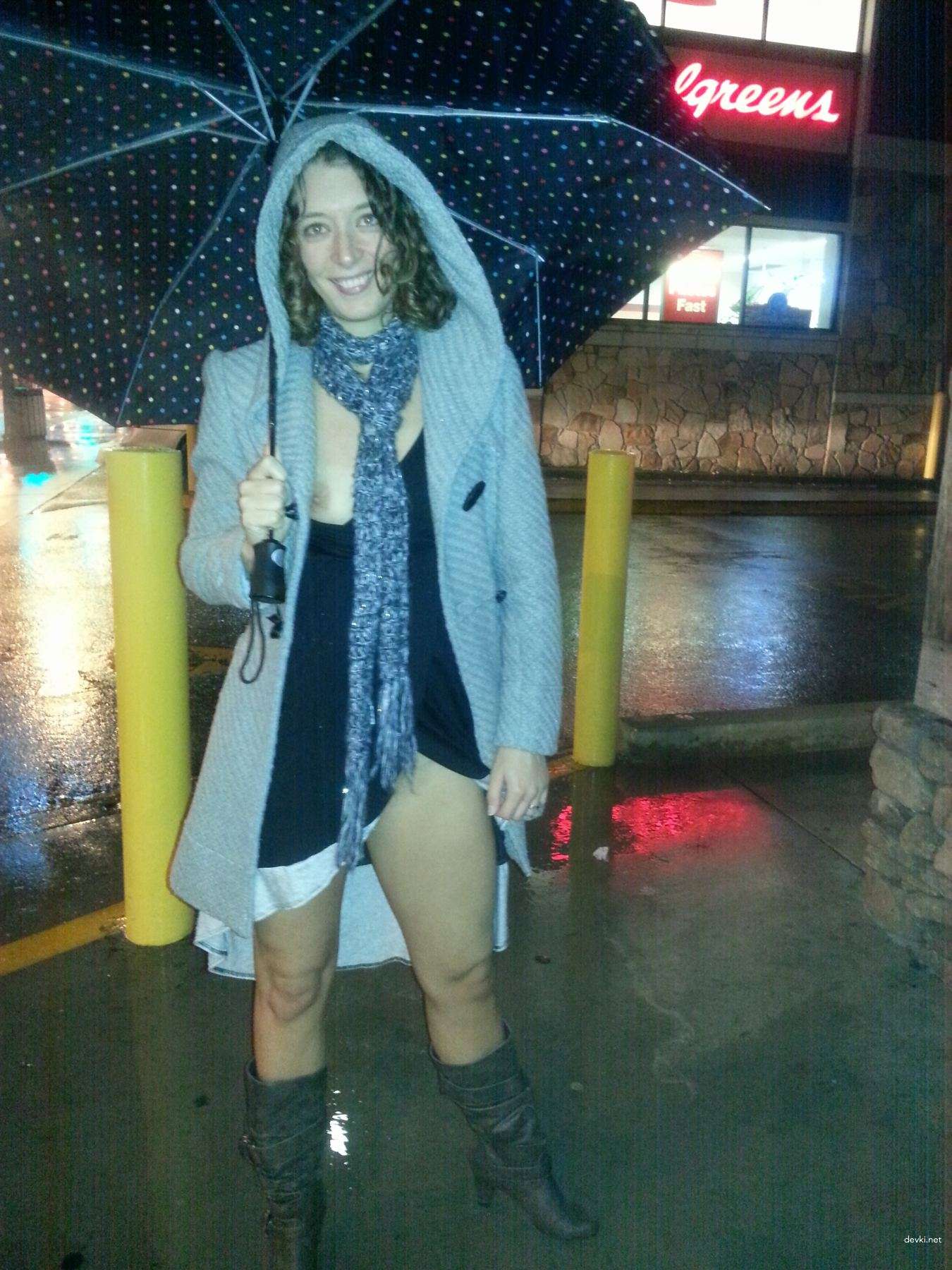 Naked Babe Masturbates and Fucks Her Wet Pussy