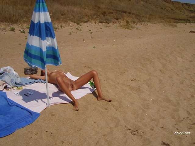 Amateur Nude Beach Vacation Photo - Explicit Naked Girl on the Beach