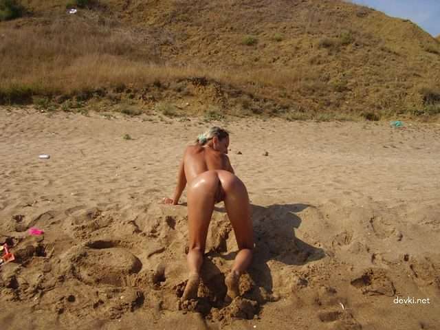 Amateur Nude Beach Vacation Photo - Explicit Naked Girl on the Beach