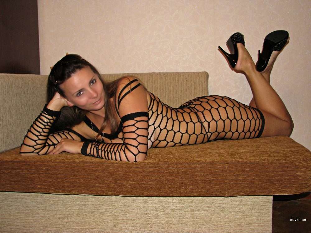 Seductive Amateur Photos: Woman with Hot Ass in Erotic Poses