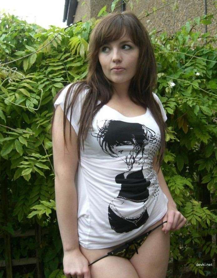 Exposed Amateur Girl Poses Nude Outside House - Explicit Photo