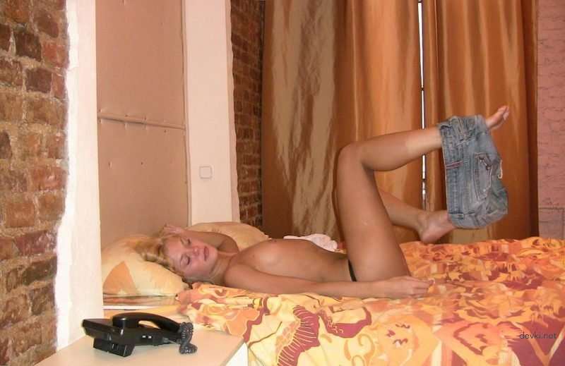 Blonde Babe Poses and Fondles Pussy - Explicit Amateur Photo