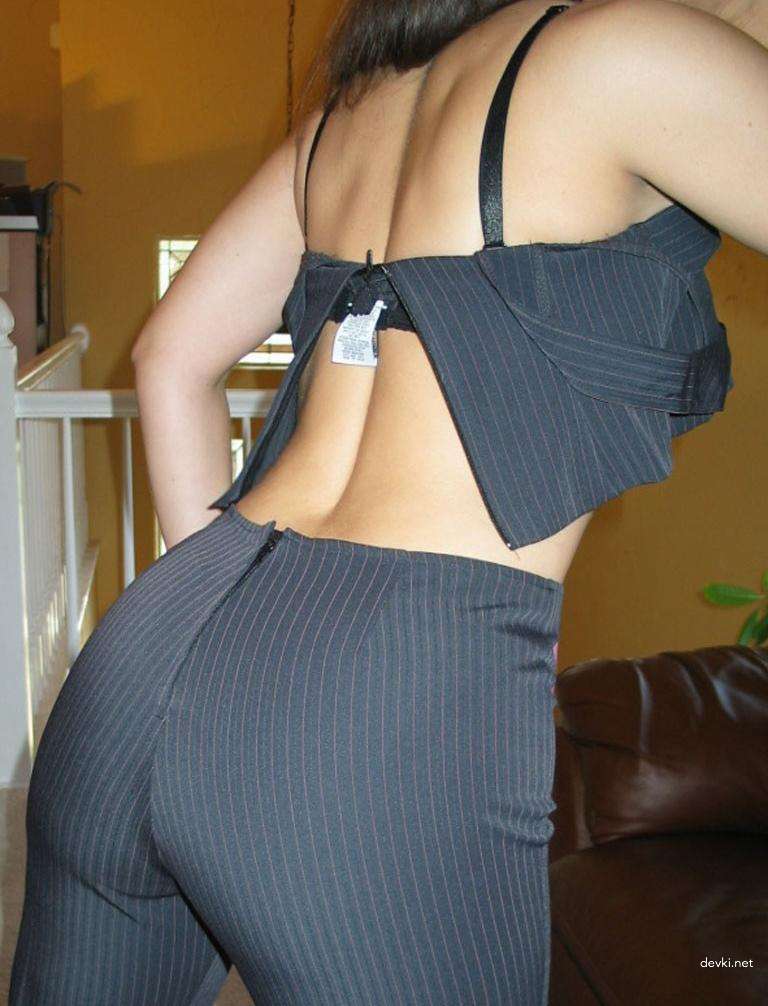 Mature Woman in Pantyhose: Explicit Amateur Photo Shoot