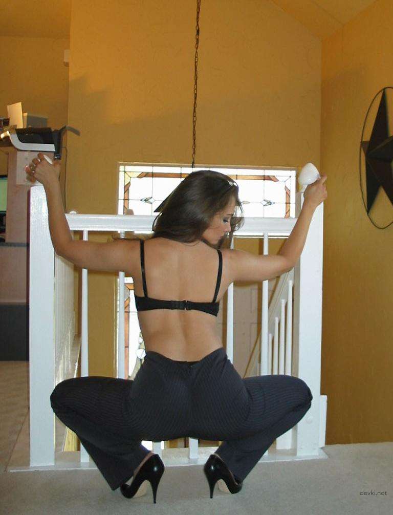 Mature Woman in Pantyhose: Explicit Amateur Photo Shoot