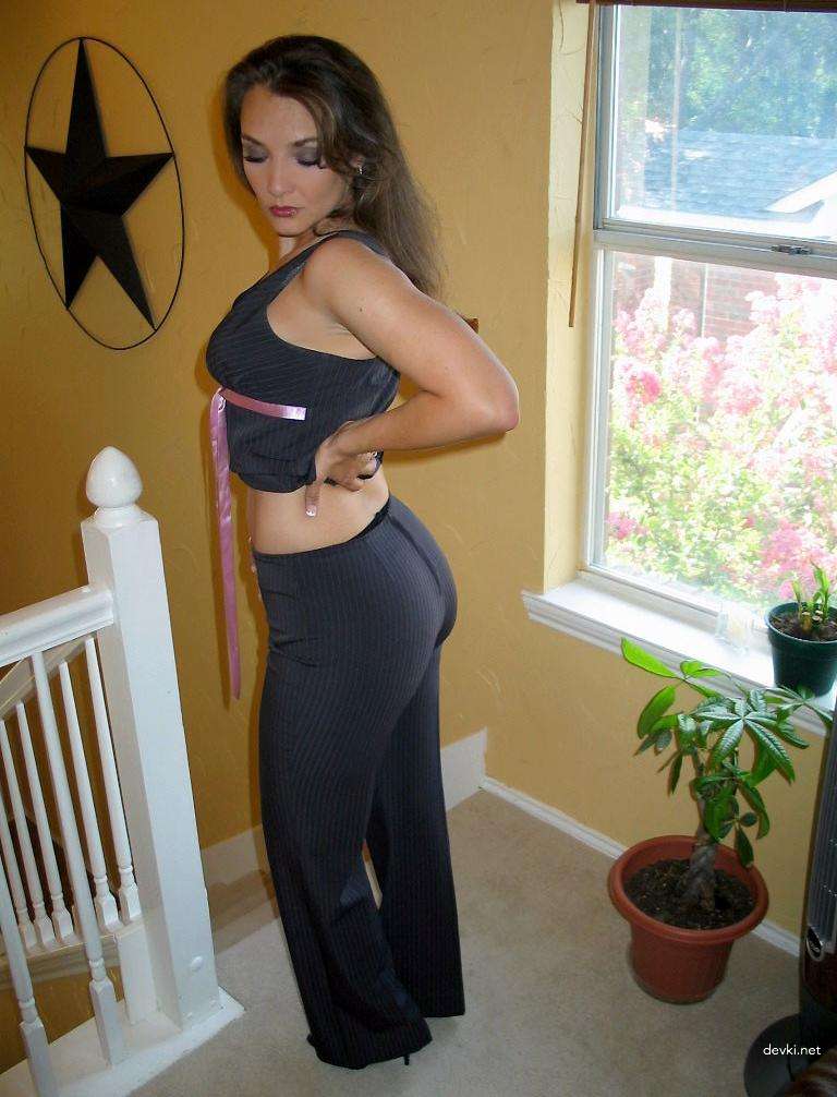 Mature Woman in Pantyhose: Explicit Amateur Photo Shoot