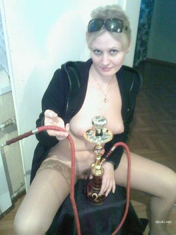 Wife Goes Wild and Poses Naked: Amateur Explicit Photo Shoot