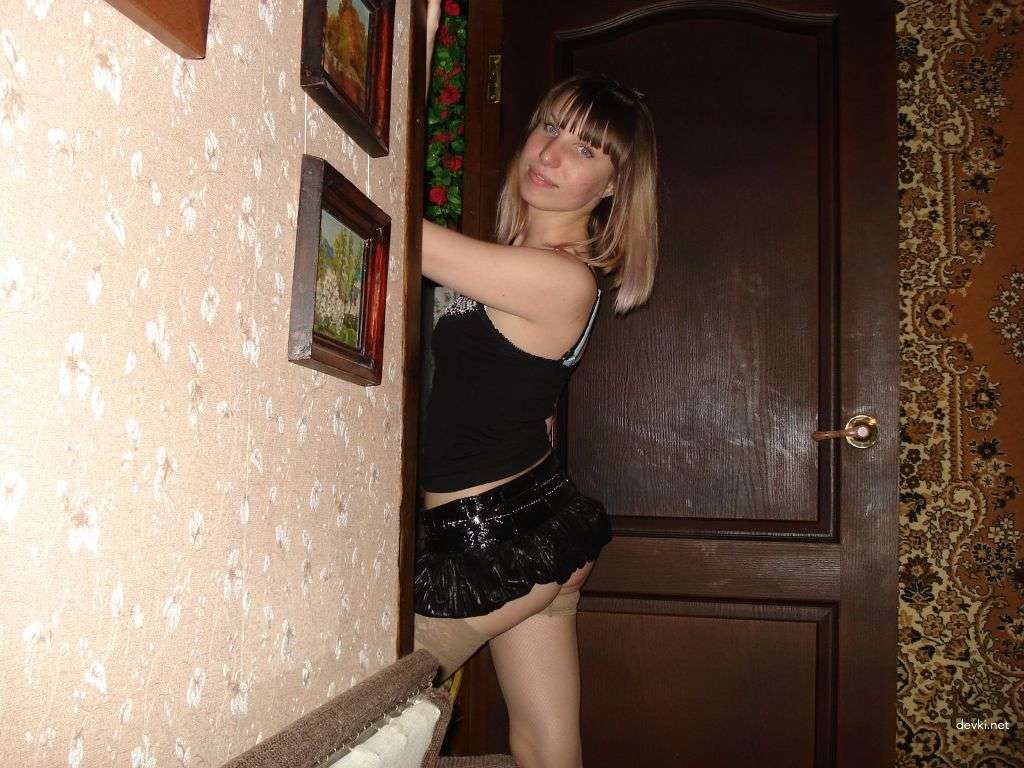 Explicit Amateur Photos of Girlfriend with Shaved Pussy