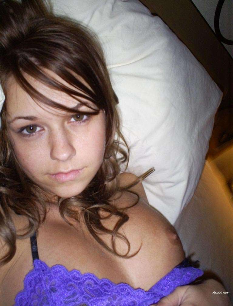 Amateur Teen Porn Photos: Young Slut Gets Naughty and Naked