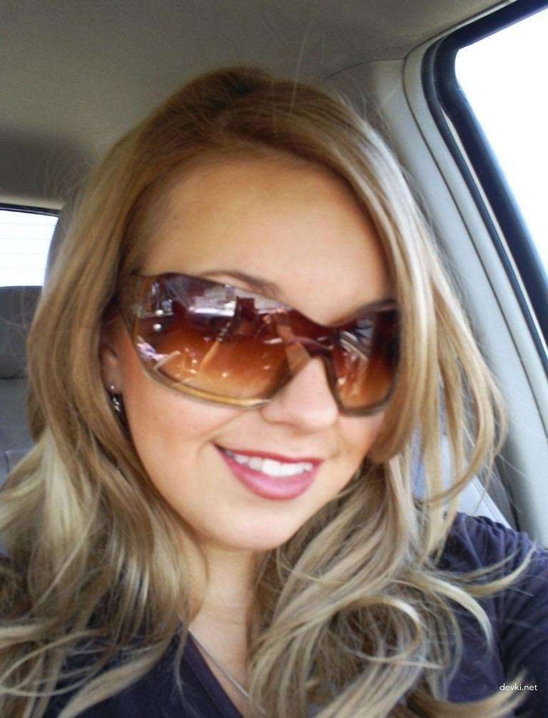 Amateur Teen Porn Photos: Young Slut Gets Naughty and Naked