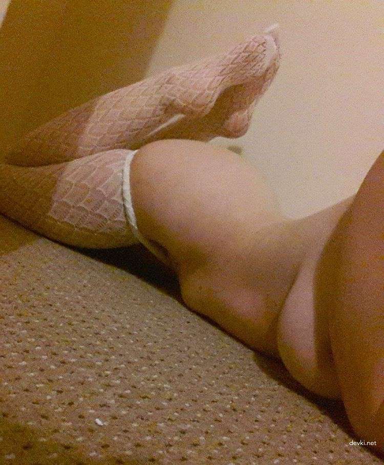 Sensual Blonde Amateur Erotic Photoshoot: Explicit Beauty in Soft Lighting