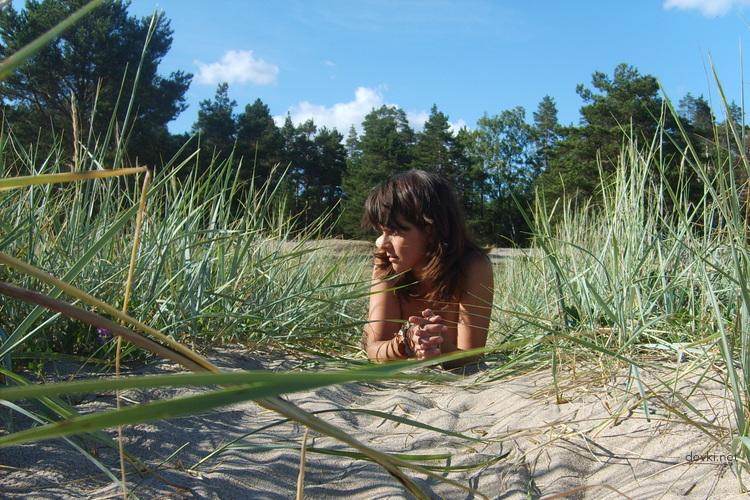 Amateur Beach Party: Wild Fun and Sunbathing with Explicit Content