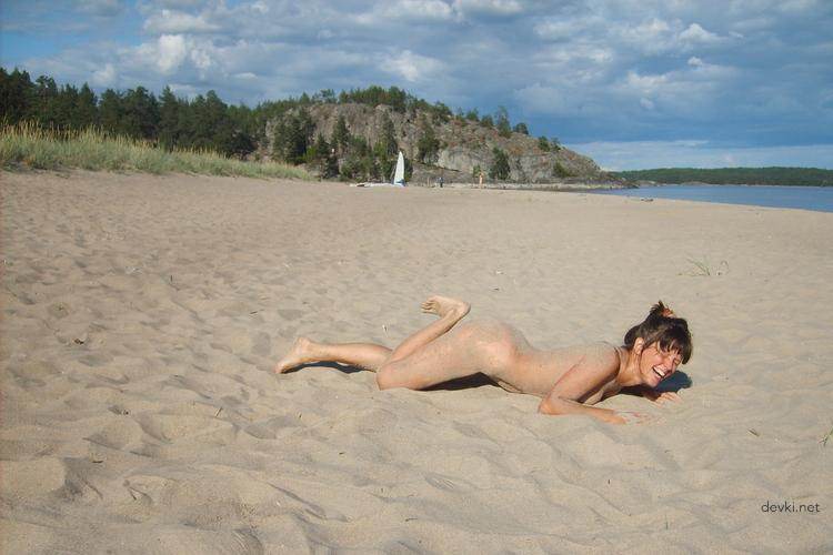 Amateur Beach Party: Wild Fun and Sunbathing with Explicit Content