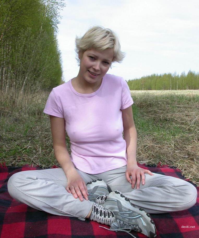 Amateur Girlfriend Strips Naked Outdoors - Explicit Outdoor Nudity Photo