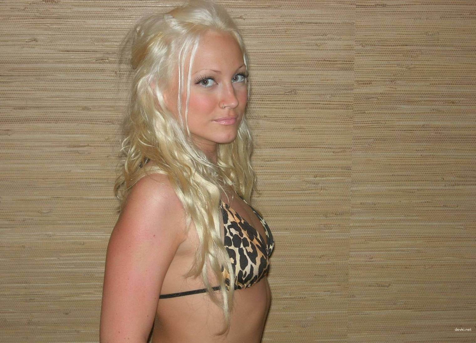 Private Photos of Familiar Blonde - Explicit Amateur Pics