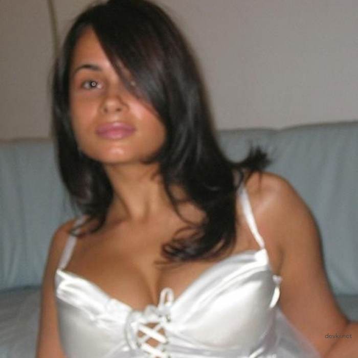 Sensual Brunette Amateur Erotica: Explicit Appetizing Photos