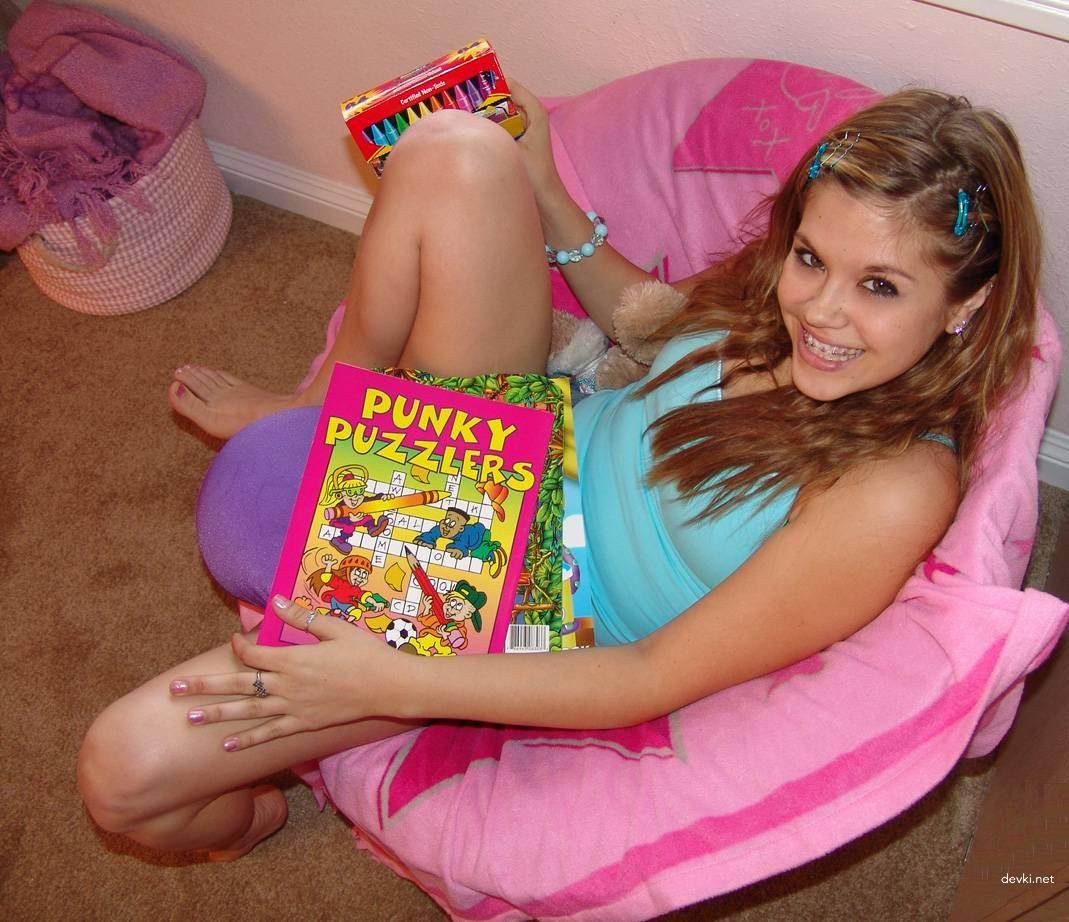 Hot Amateur Teen Solves Crossword Puzzles and Gets Turned On