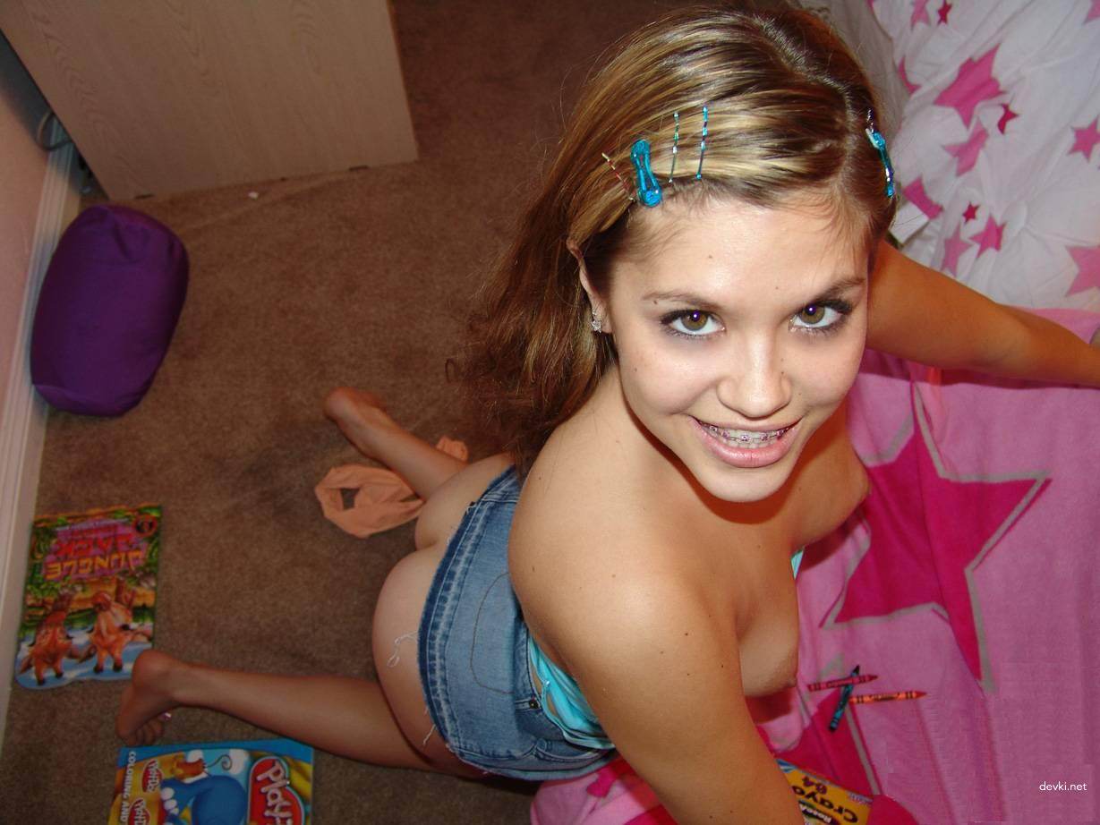 Hot Amateur Teen Solves Crossword Puzzles and Gets Turned On