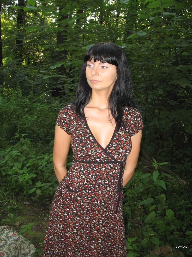 Brunette Amateur Poses Nude in Forest: Explicit Outdoor Photoshoot