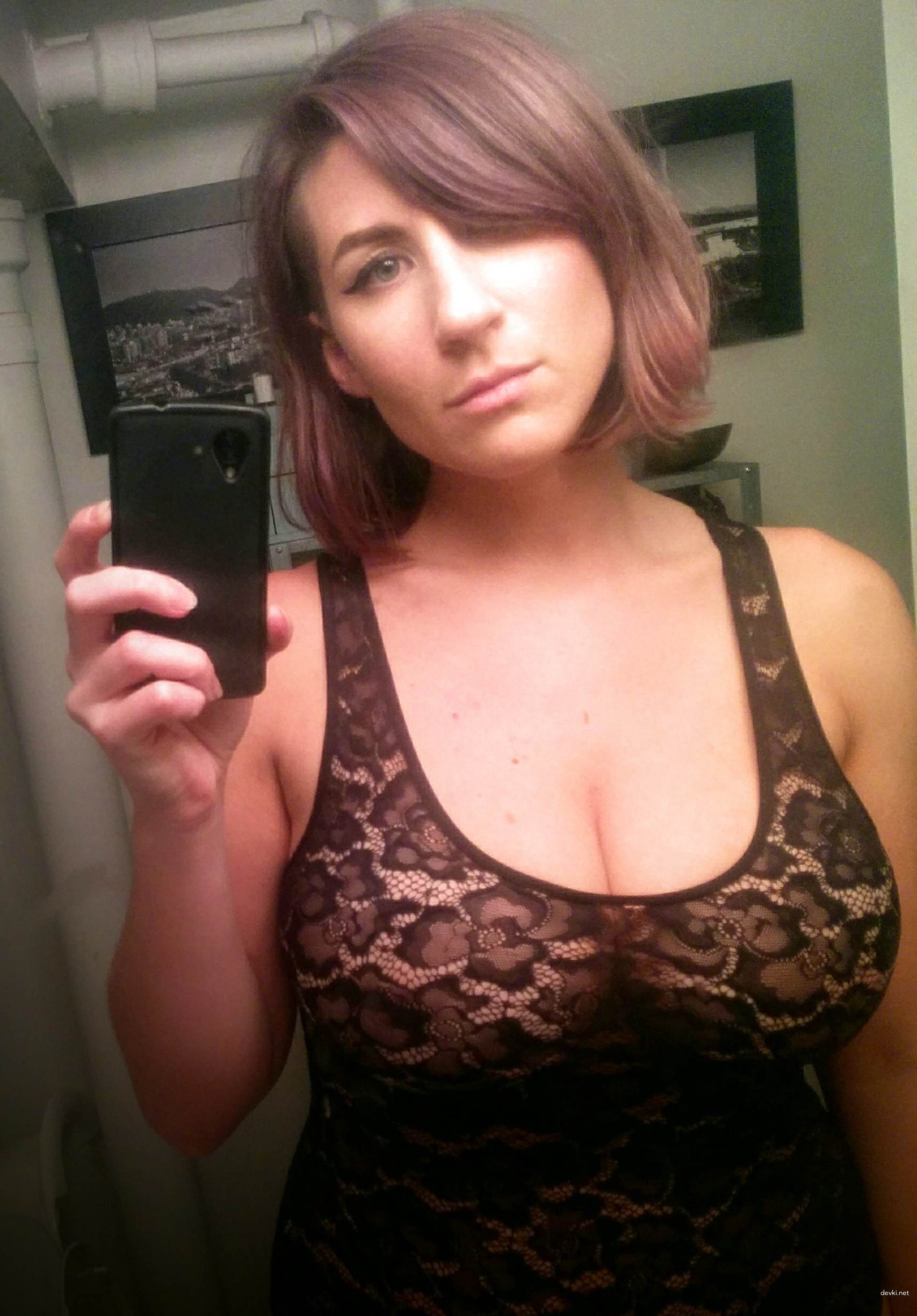 Busty Babe Snaps Naked Selfies - Explicit Amateur Photo Shoot