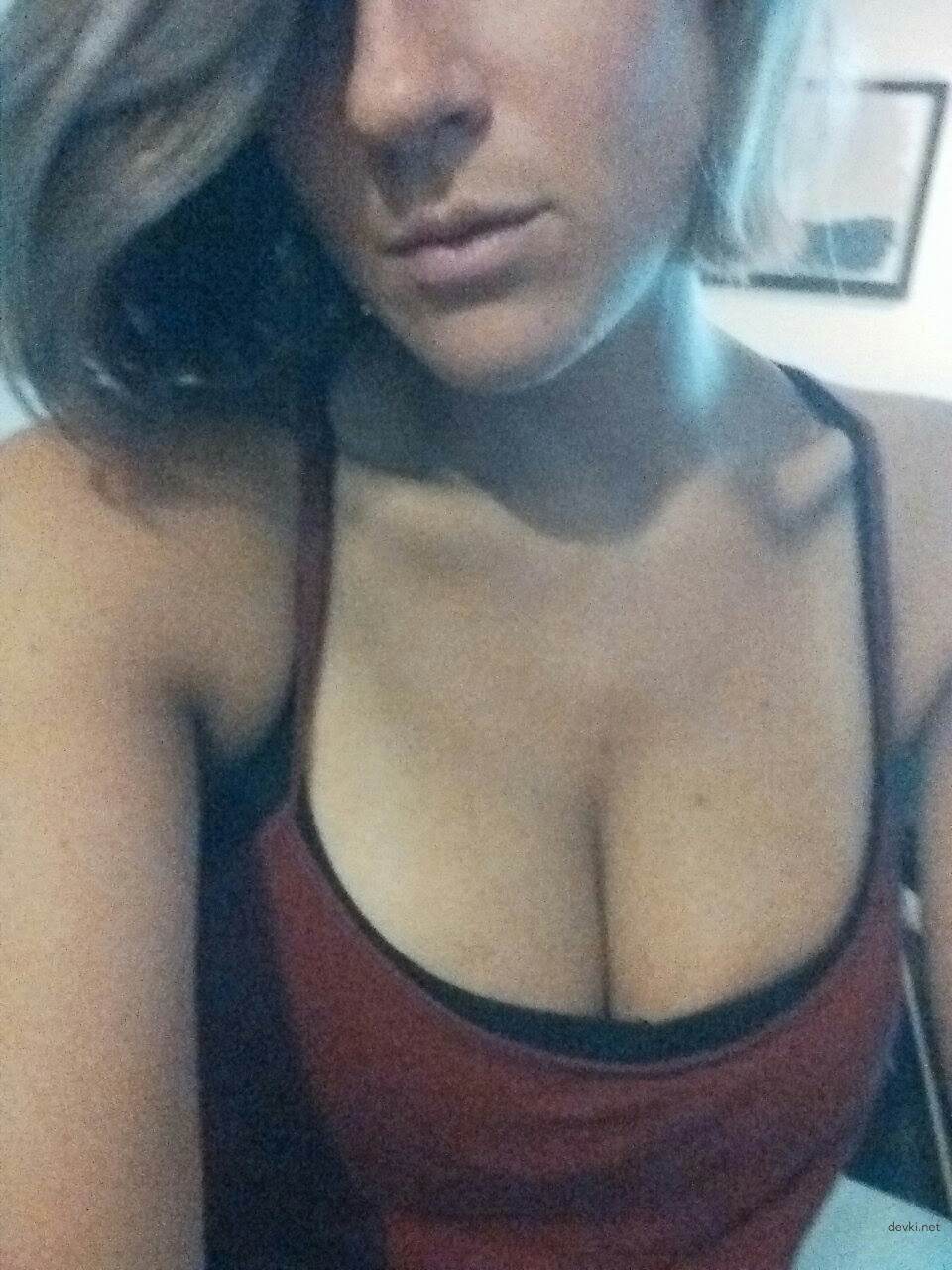 Busty Babe Snaps Naked Selfies - Explicit Amateur Photo Shoot
