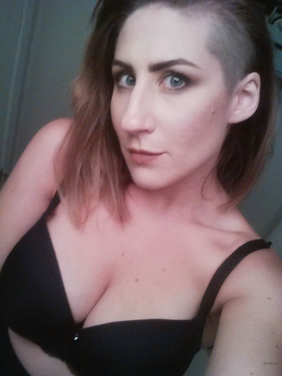 Busty Babe Snaps Naked Selfies - Explicit Amateur Photo Shoot