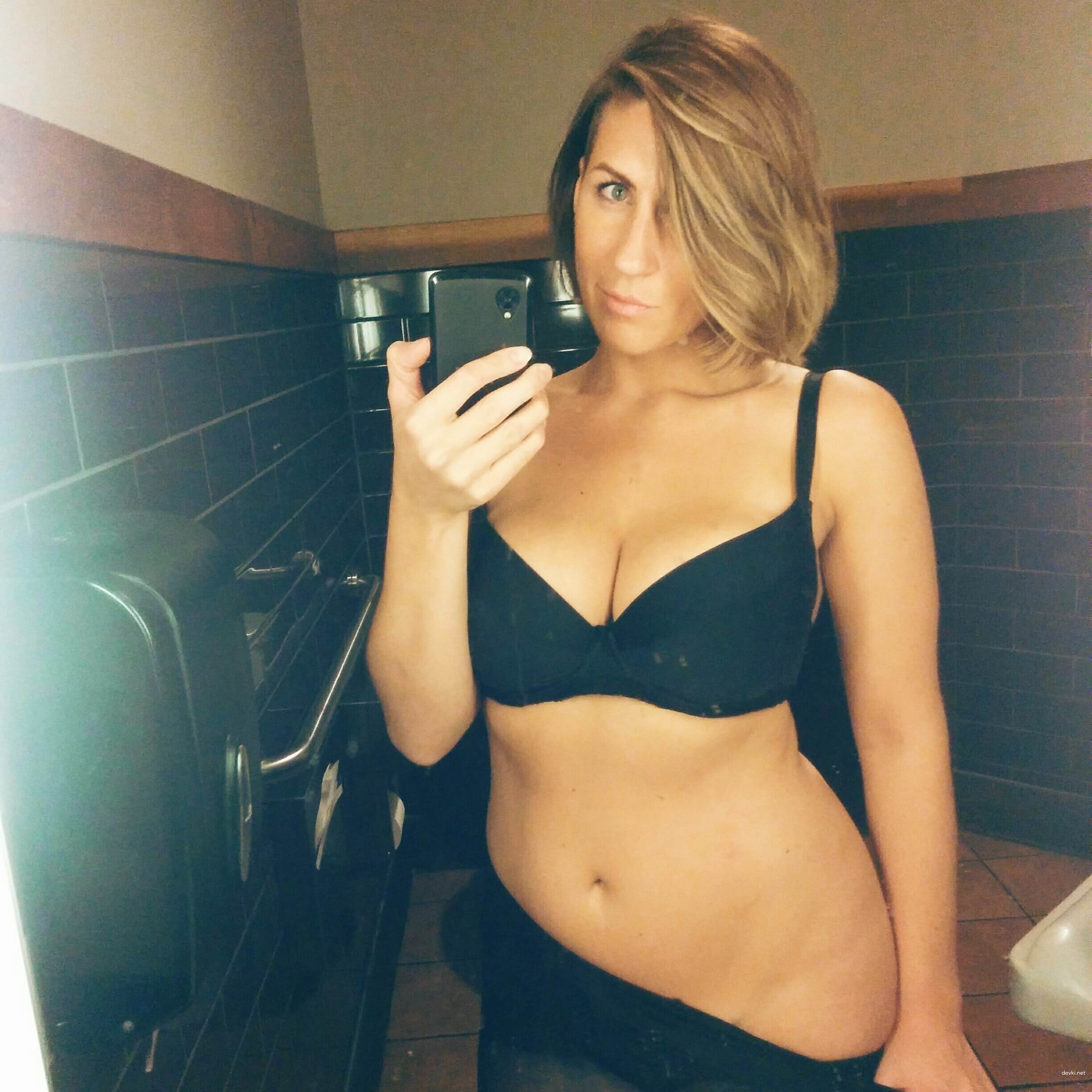 Busty Babe Snaps Naked Selfies - Explicit Amateur Photo Shoot