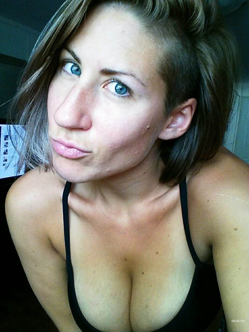 Busty Babe Snaps Naked Selfies - Explicit Amateur Photo Shoot