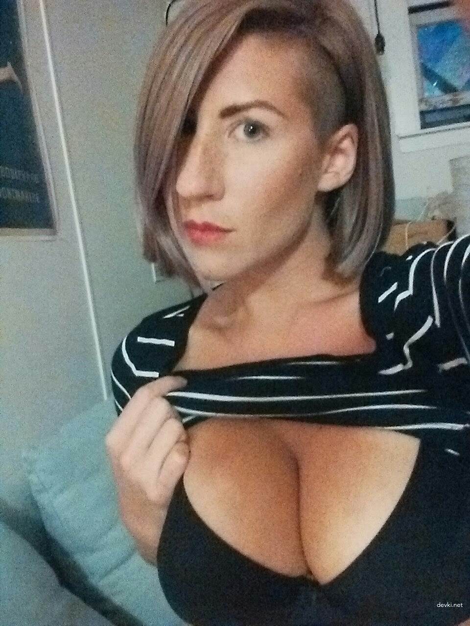 Busty Babe Snaps Naked Selfies - Explicit Amateur Photo Shoot