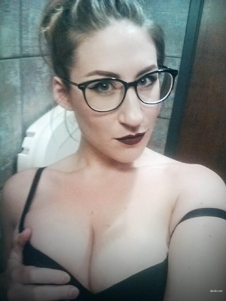 Busty Babe Snaps Naked Selfies - Explicit Amateur Photo Shoot