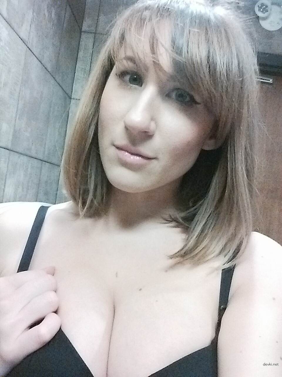 Busty Babe Snaps Naked Selfies - Explicit Amateur Photo Shoot