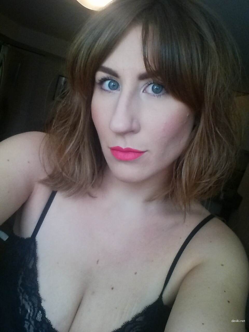 Busty Babe Snaps Naked Selfies - Explicit Amateur Photo Shoot