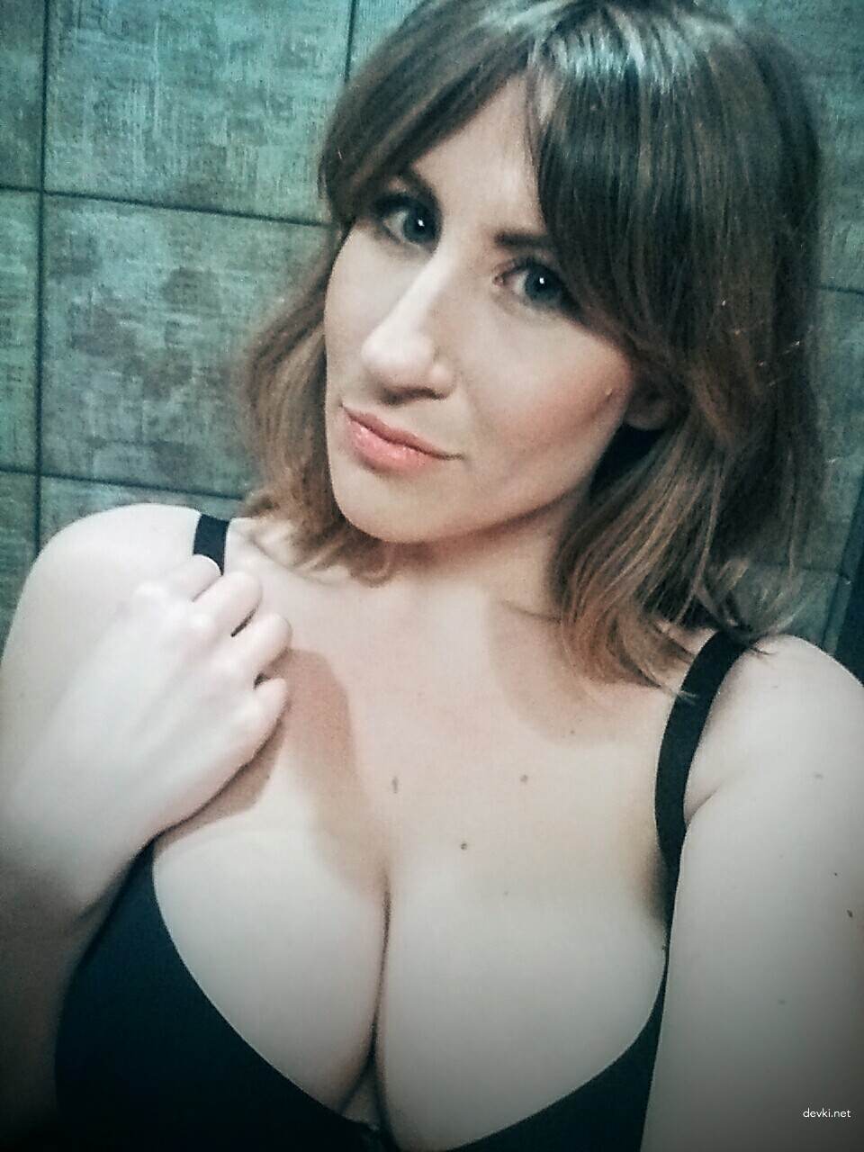 Busty Babe Snaps Naked Selfies - Explicit Amateur Photo Shoot
